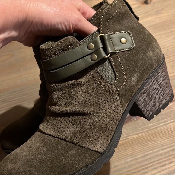 Earth Origins NWOT Suede Bootie Ankle Boots 6 - Picture 3 of 7